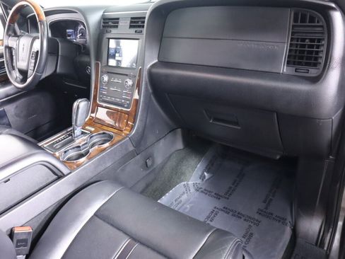 Used 2016 Lincoln Navigator Select RWD image 46