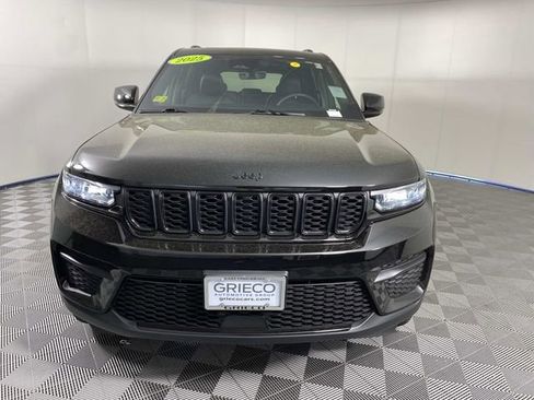 Used 2025 Jeep Grand Cherokee Altitude AWD/4WD image 3