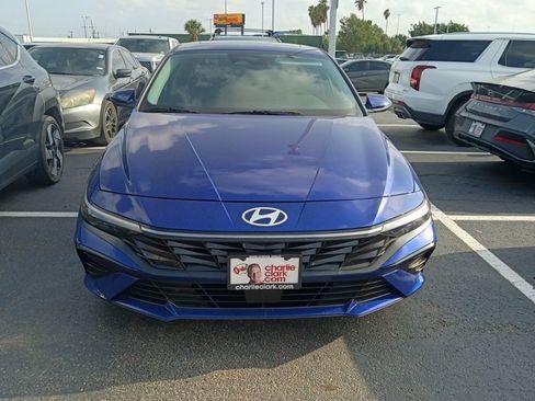 Used 2025 Hyundai Elantra Limited FWD image 2