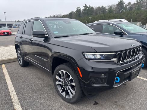 Used 2023 Jeep Grand Cherokee Overland w/ Luxury Tech Group IV image 2