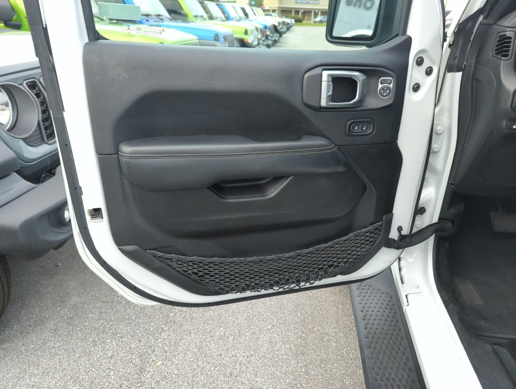 Used 2022 Jeep Wrangler Unlimited Sahara AWD/4WD image 17