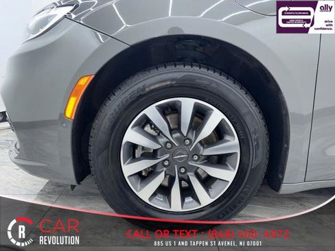 Used 2021 Chrysler Pacifica Touring-L image 54