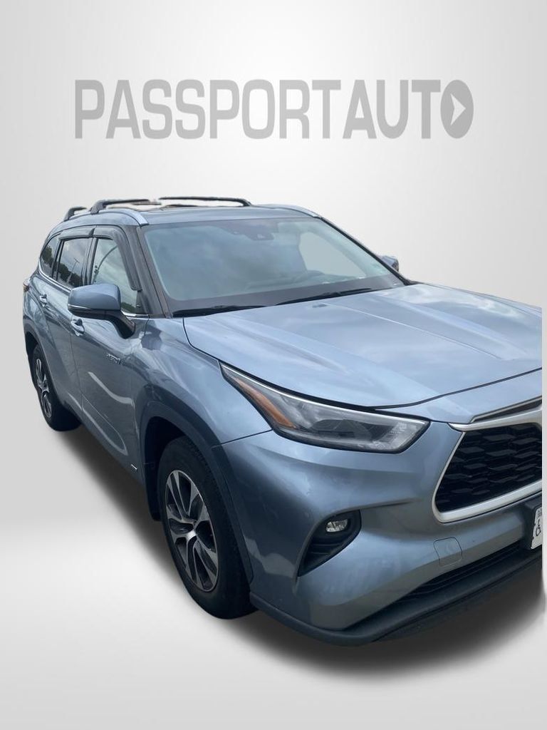 Used 2021 Toyota Highlander XLE AWD/4WD image 4