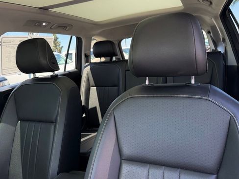 Used 2023 Volkswagen Tiguan SE w/ Panoramic Sunroof Package FWD image 16