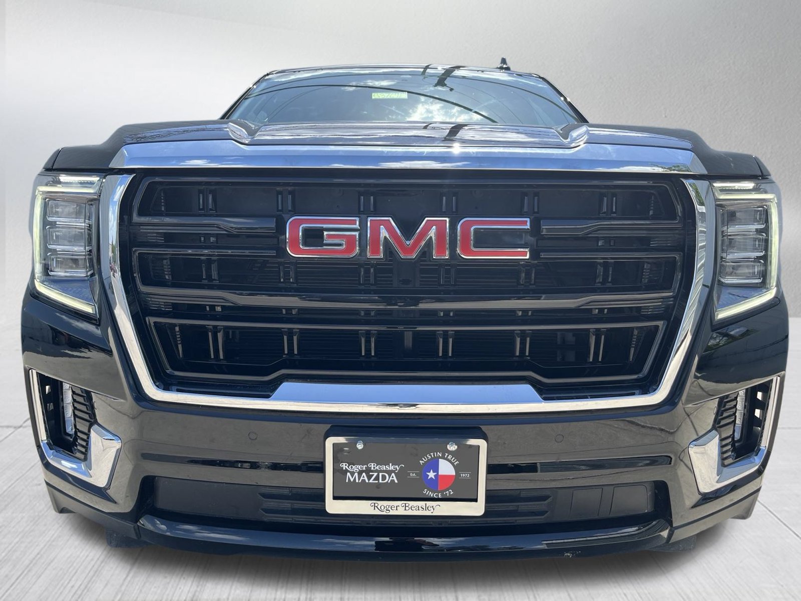 Used 2024 GMC Yukon SLE RWD image 2