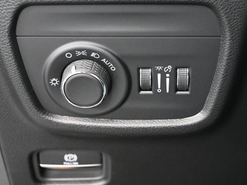 New 2025 Jeep Grand Cherokee L Altitude image 32