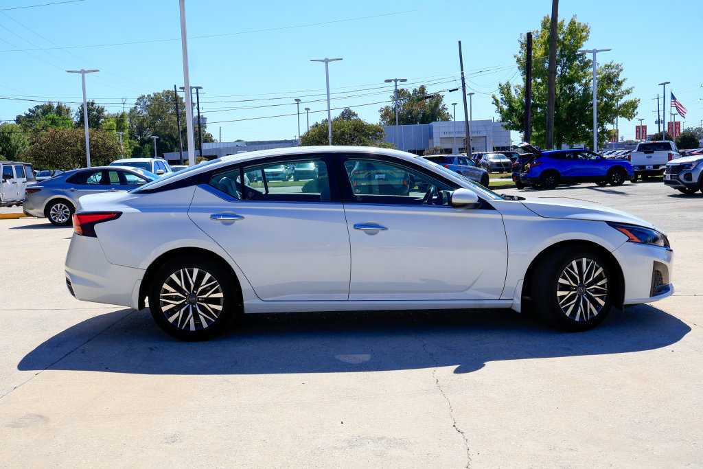 Used 2023 Nissan Altima 2.5 SV w/ SV Premium Package FWD image 22