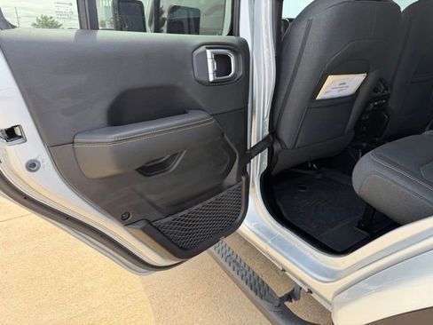 Used 2024 Jeep Wrangler Unlimited Sahara w/ Technology Group AWD/4WD image 12