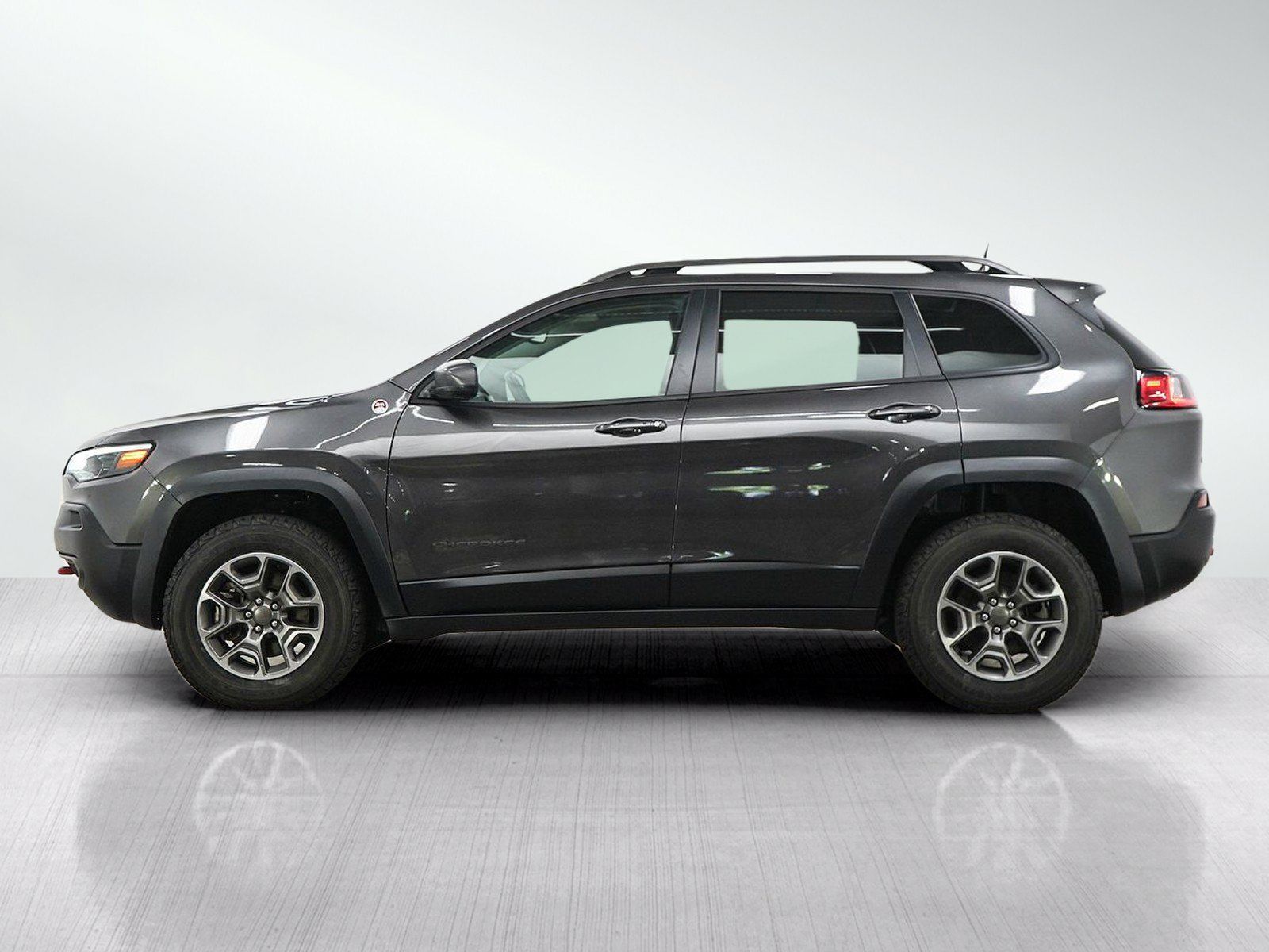 Used 2021 Jeep Cherokee Trailhawk w/ Trailer Tow Group AWD/4WD image 2