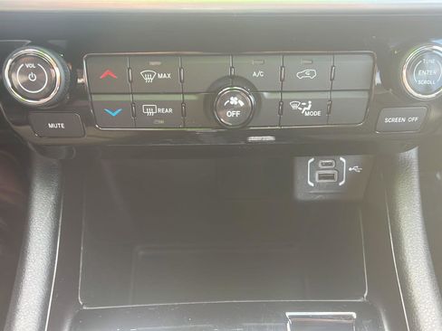 Used 2024 Jeep Compass Latitude image 9