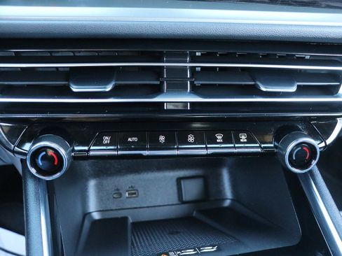 Used 2025 Chevrolet Traverse LT image 22