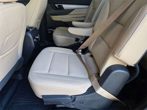 Used 2025 Buick Enclave Preferred w/ Power Package image 18