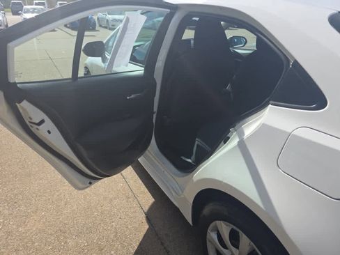 Used 2021 Toyota Corolla LE image 17