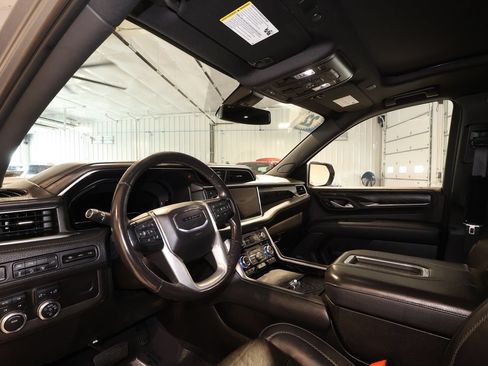 Used 2022 GMC Yukon XL Denali AWD/4WD image 9