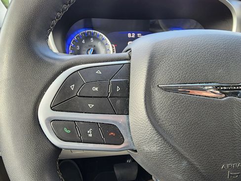 Used 2023 Chrysler Pacifica Touring-L FWD image 37