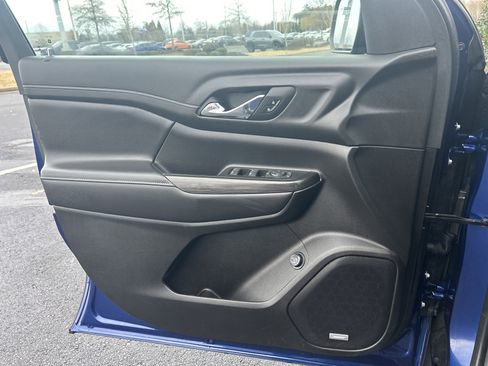 Used 2023 GMC Acadia SLT w/ Elevation Edition image 18