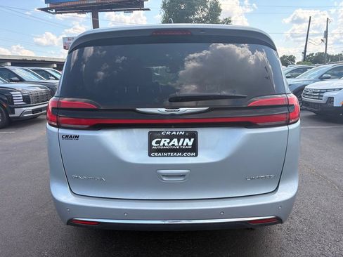 Used 2023 Chrysler Pacifica Limited FWD image 6