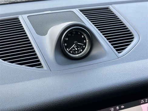 Certified 2025 Porsche Macan image 23