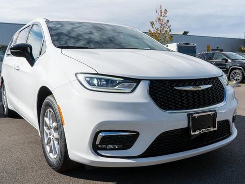 New 2026 Chrysler Pacifica Select image 4