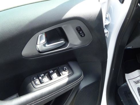 Certified 2025 Chrysler Pacifica Select FWD image 16