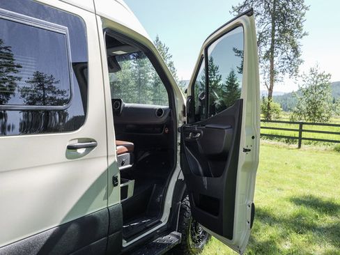 Used 2024 Mercedes-Benz Sprinter 2500 image 34