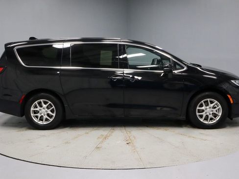 Used 2025 Chrysler Pacifica Select FWD image 11