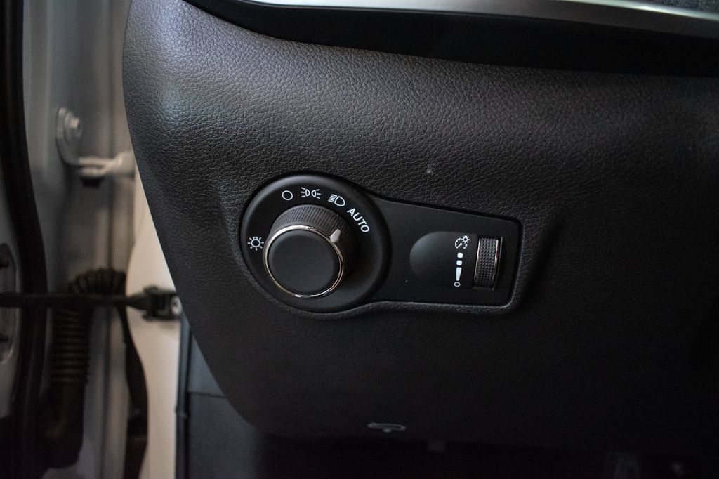 Used 2025 Jeep Compass Sport AWD/4WD image 18