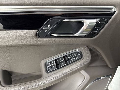 Certified 2023 Porsche Macan image 34