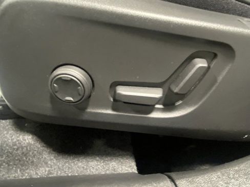 Used 2025 Volvo XC40 B5 Core image 12