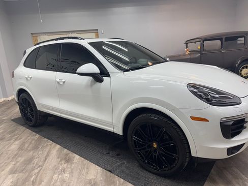 Used 2017 Porsche Cayenne Platinum Edition w/ Premium Package Plus (PJX) image 2