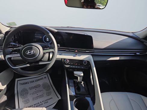 Certified 2025 Hyundai Elantra Limited FWD image 12
