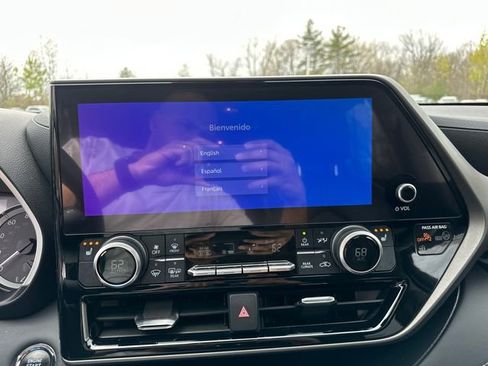 Used 2023 Toyota Highlander XLE AWD/4WD image 44