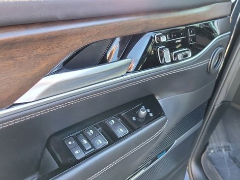 Used 2023 Jeep Grand Wagoneer 4WD w/ Flexible Seating Group image 24