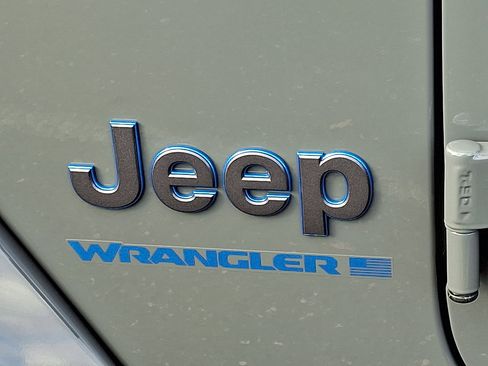 Used 2023 Jeep Wrangler Unlimited Sahara image 17