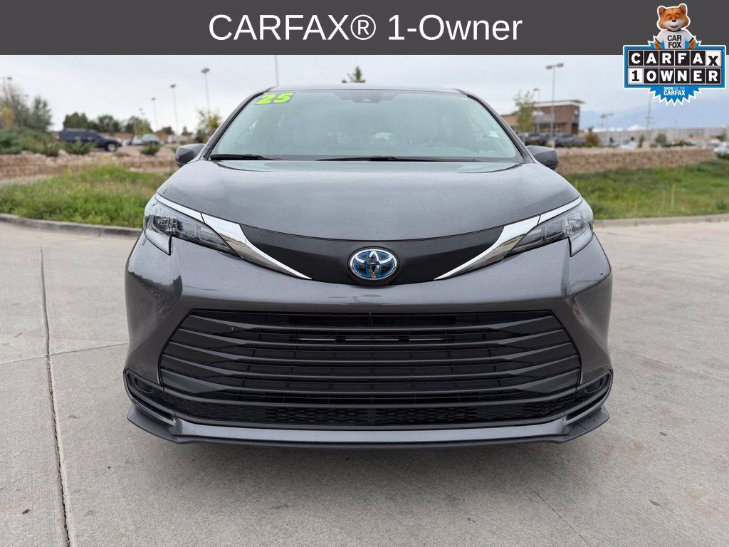 Used 2025 Toyota Sienna LE AWD/4WD image 2