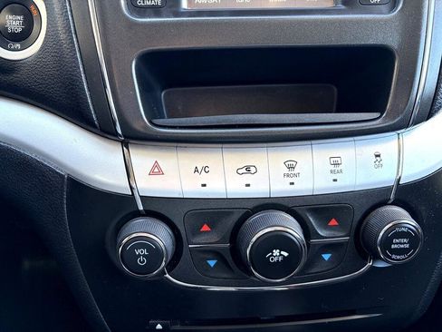 Used 2017 Dodge Journey SE w/ Flexible Seating Group image 12