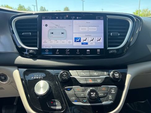Used 2023 Chrysler Pacifica Touring-L FWD image 21