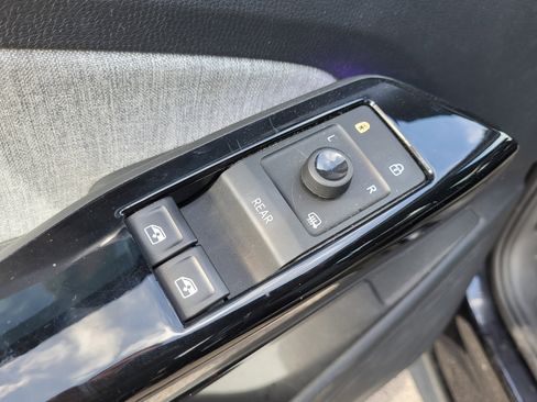 Used 2023 Volkswagen ID.4 Pro image 15