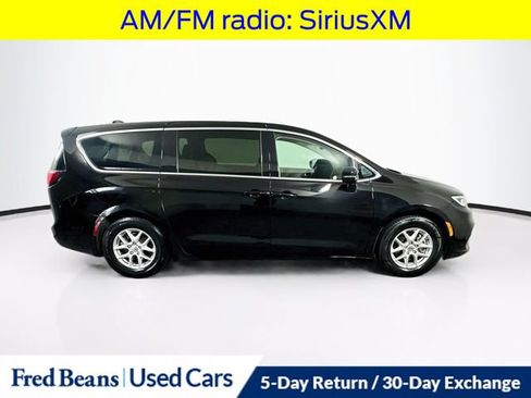 Used 2024 Chrysler Pacifica Touring-L FWD image 10