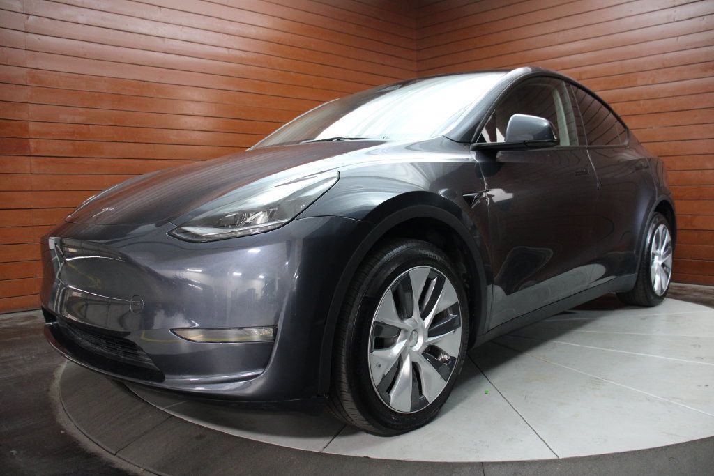 Used 2024 Tesla Model Y Long Range AWD/4WD image 1