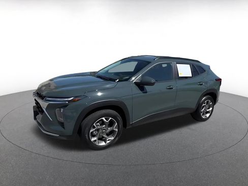 Used 2025 Chevrolet Trax LT FWD image 8