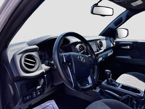 Used 2017 Toyota Tacoma TRD Off-Road w/ Premium & Technology Package AWD/4WD image 9