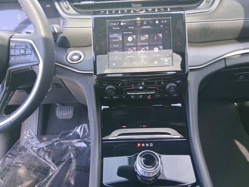 Used 2023 Jeep Grand Cherokee Altitude image 11