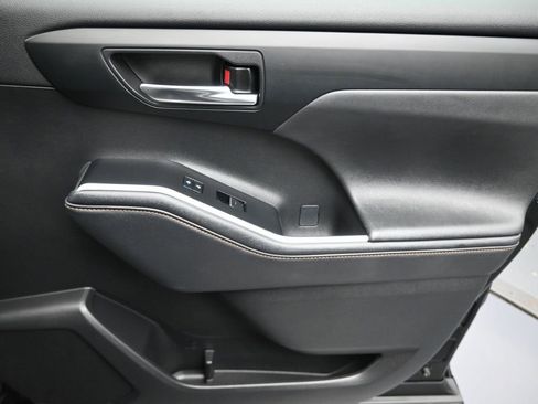 Used 2023 Toyota Highlander Bronze Edition image 28