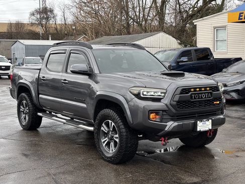 Used 2017 Toyota Tacoma TRD Sport image 2