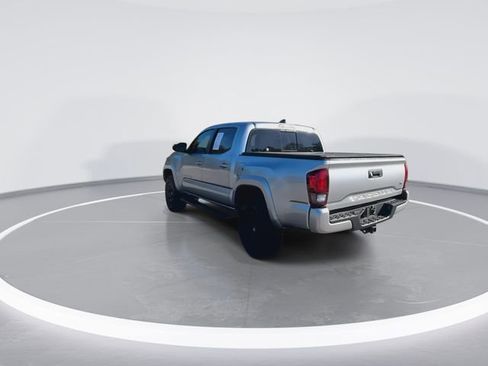 Used 2022 Toyota Tacoma SR5 w/ Technology Package image 9