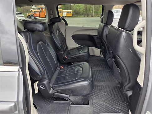 Used 2021 Chrysler Pacifica Touring-L image 15