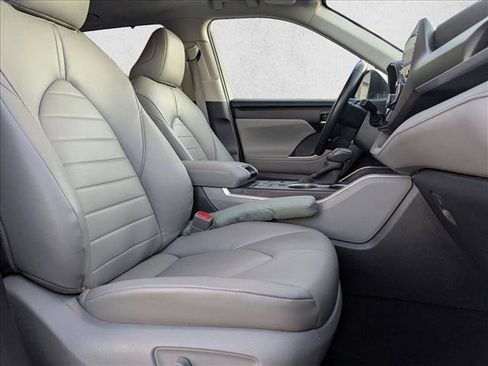 Used 2020 Toyota Highlander XLE image 23