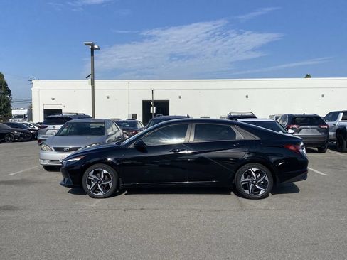 Used 2023 Hyundai Elantra SEL w/ Convenience Package FWD image 2