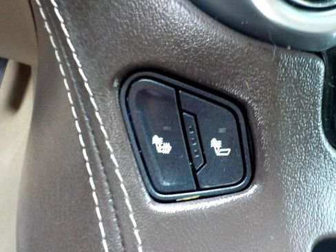 Used 2019 Chevrolet Suburban LT image 18